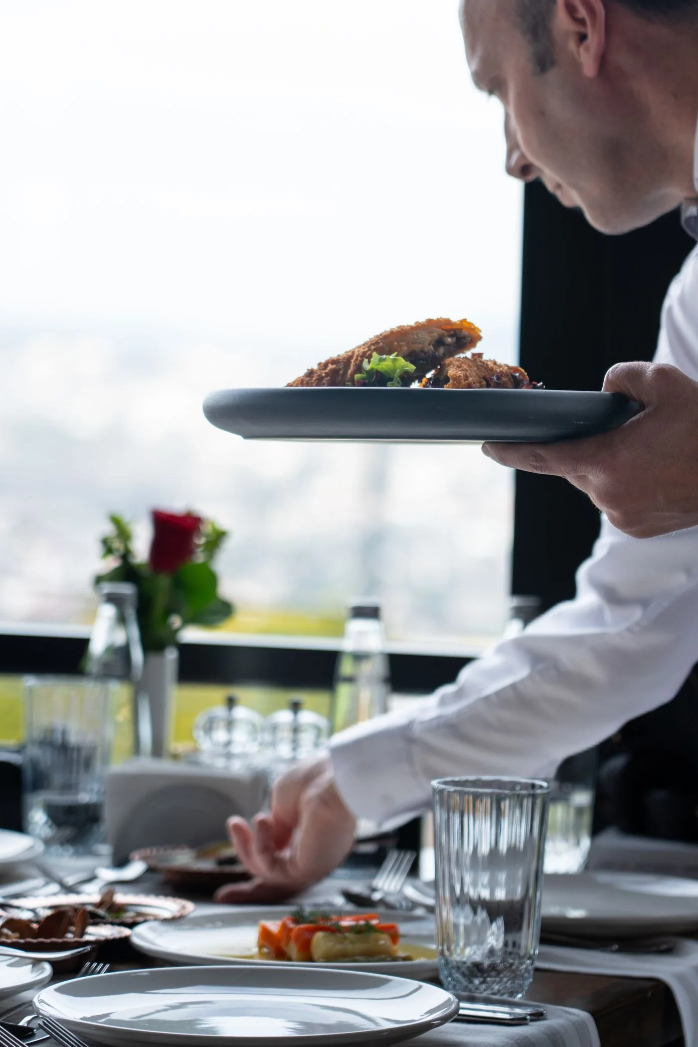 Un serveur apporte une assiette