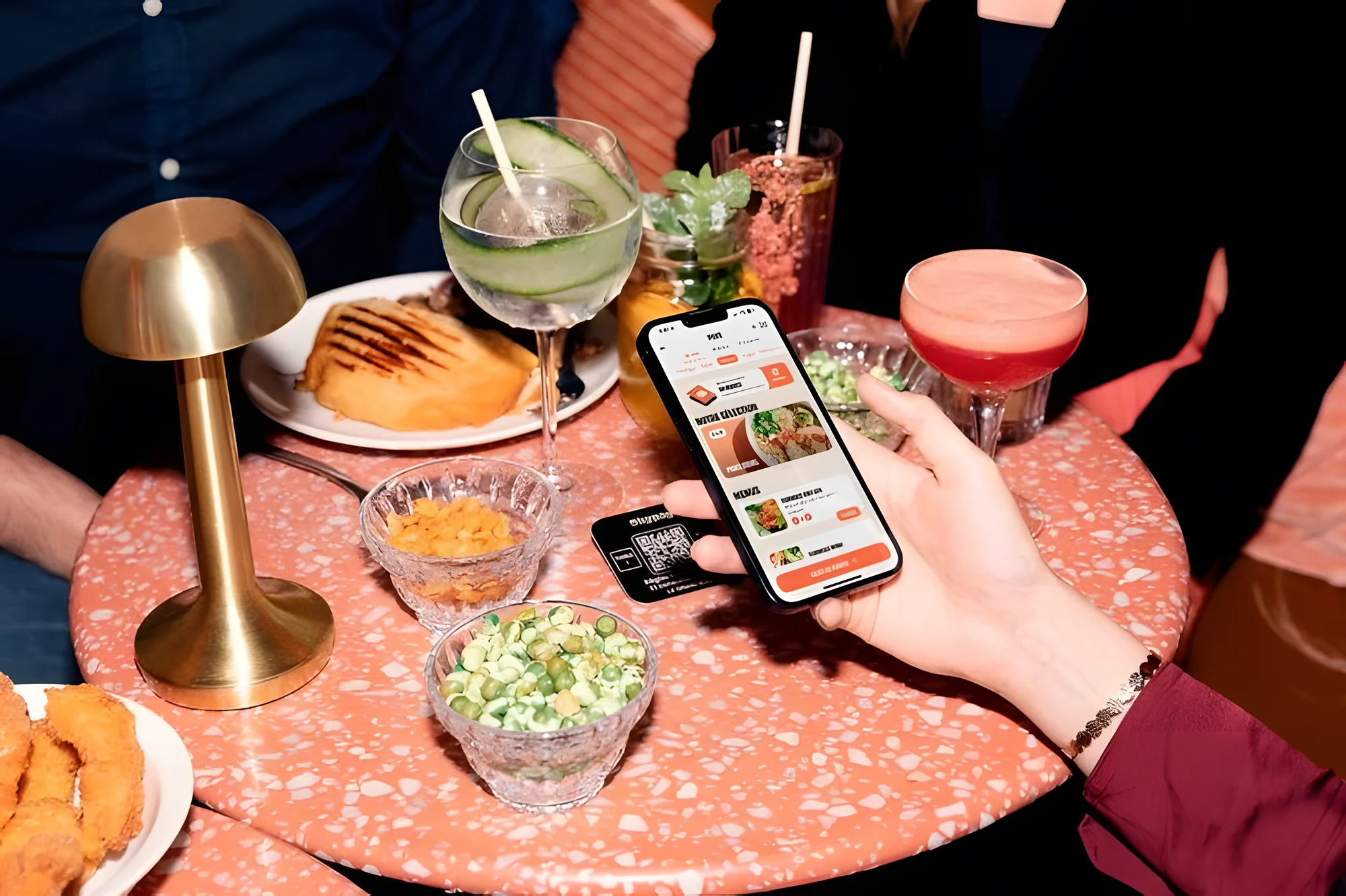 La carte digitale ouverte sur un téléphone, au milieu d'une table